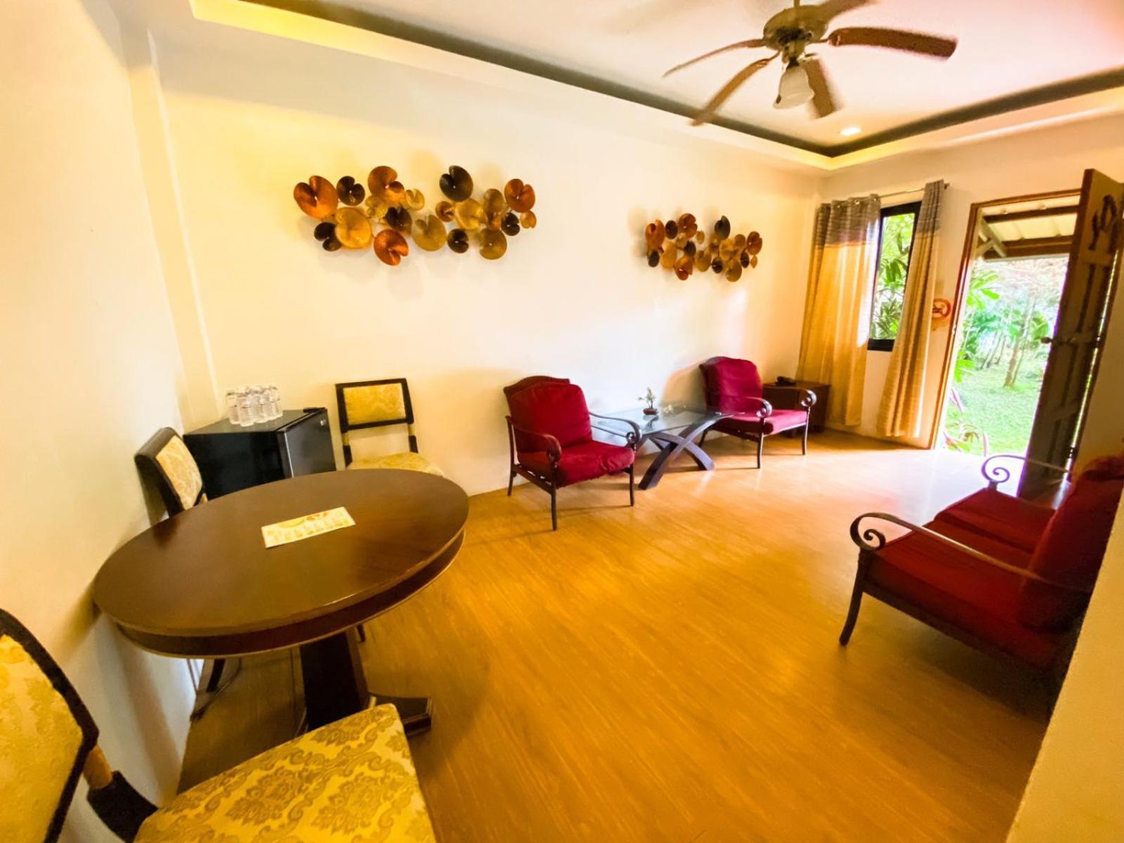 Bali Village Hotel Tagaytay City Buitenkant foto